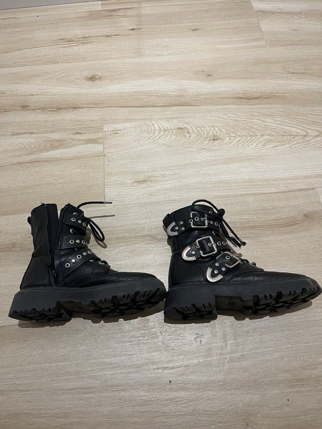 Botas negras Zara hebillas y cordones. Talla 31
