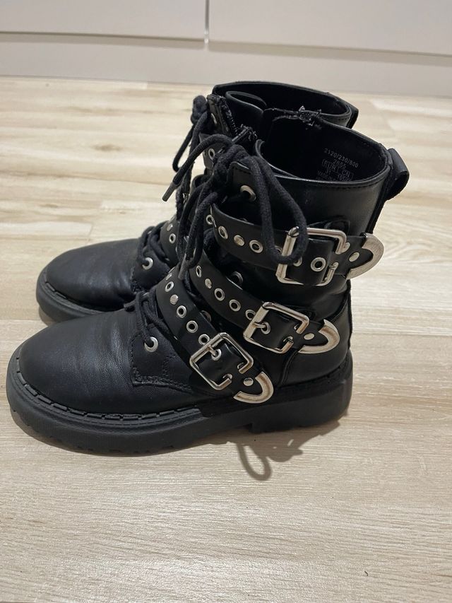 Botas negras Zara hebillas y cordones. Talla 31