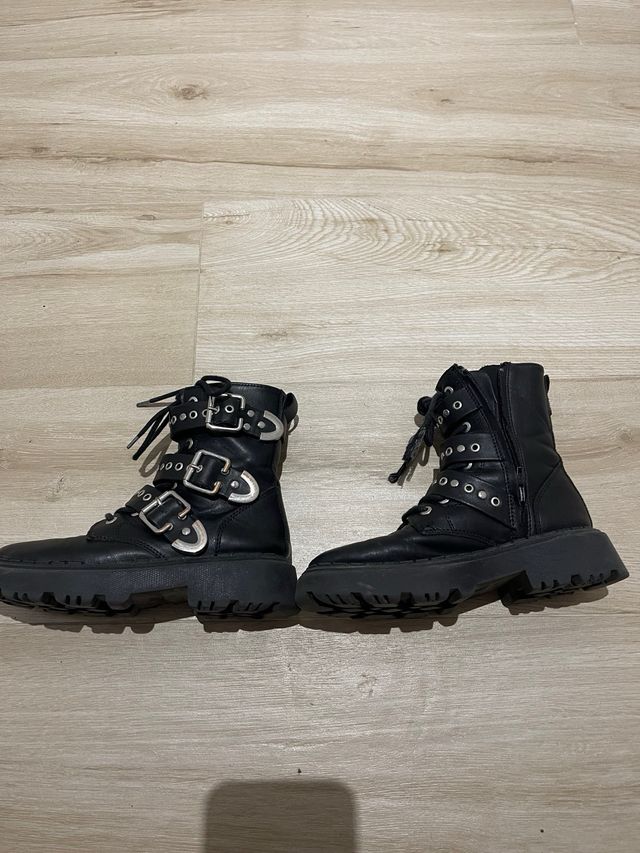 Botas negras Zara hebillas y cordones. Talla 31