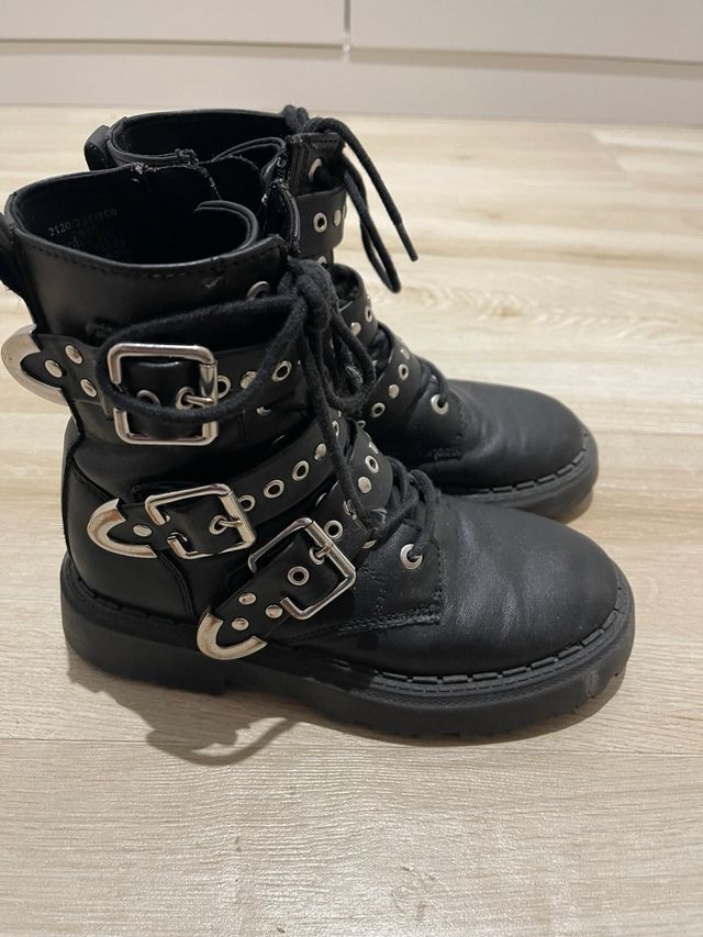 Botas negras Zara hebillas y cordones. Talla 31