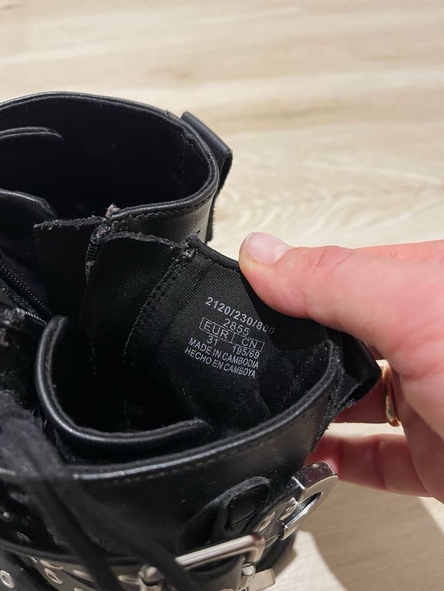 Botas negras Zara hebillas y cordones. Talla 31