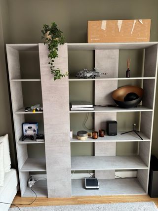 Estantería gris cemento