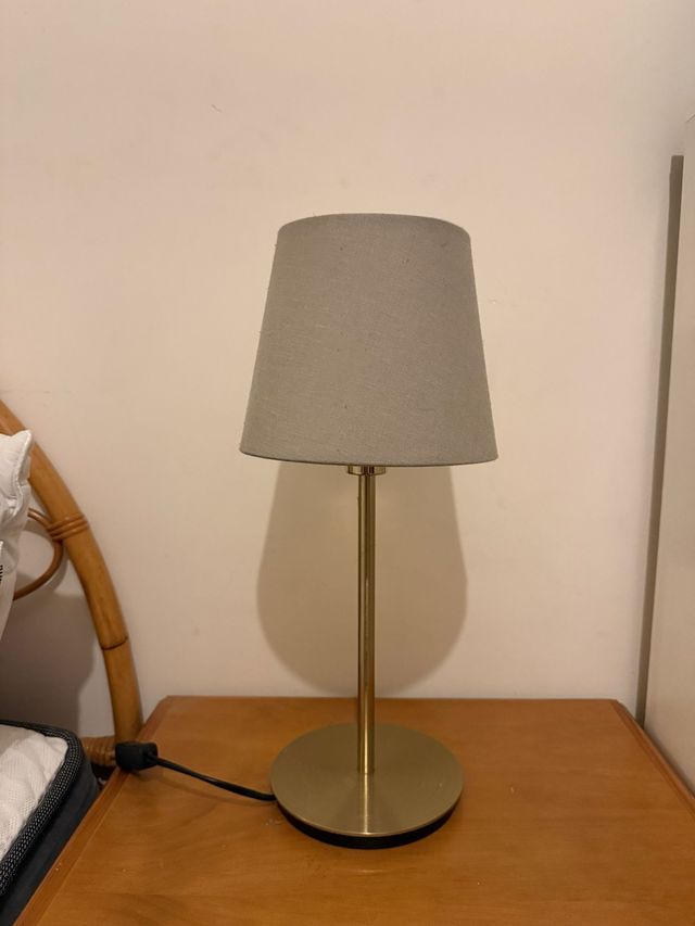 Lámpara de mesa dorada y gris