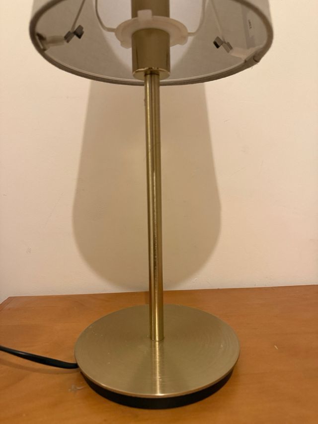 Lámpara de mesa dorada y gris