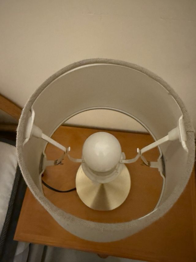 Lámpara de mesa dorada y gris