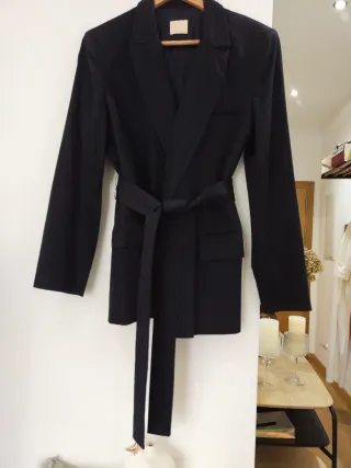 Americana con Cinturón. Limpia de tintorería.