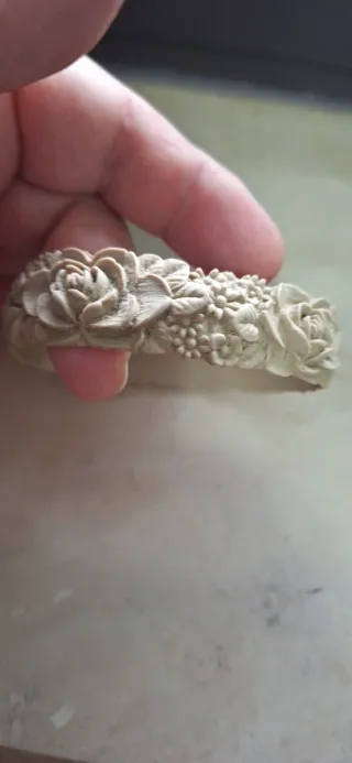 Bracciale fiori in rilievo beige