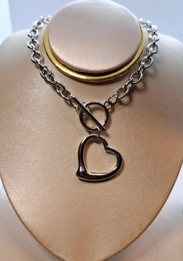 Colar Prateado Coração com Fecho T