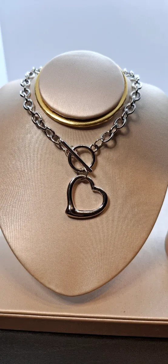 Colar Prateado Coração com Fecho T