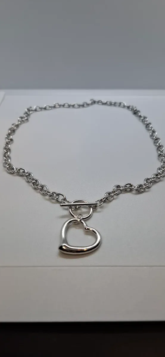 Colar Prateado Coração com Fecho T