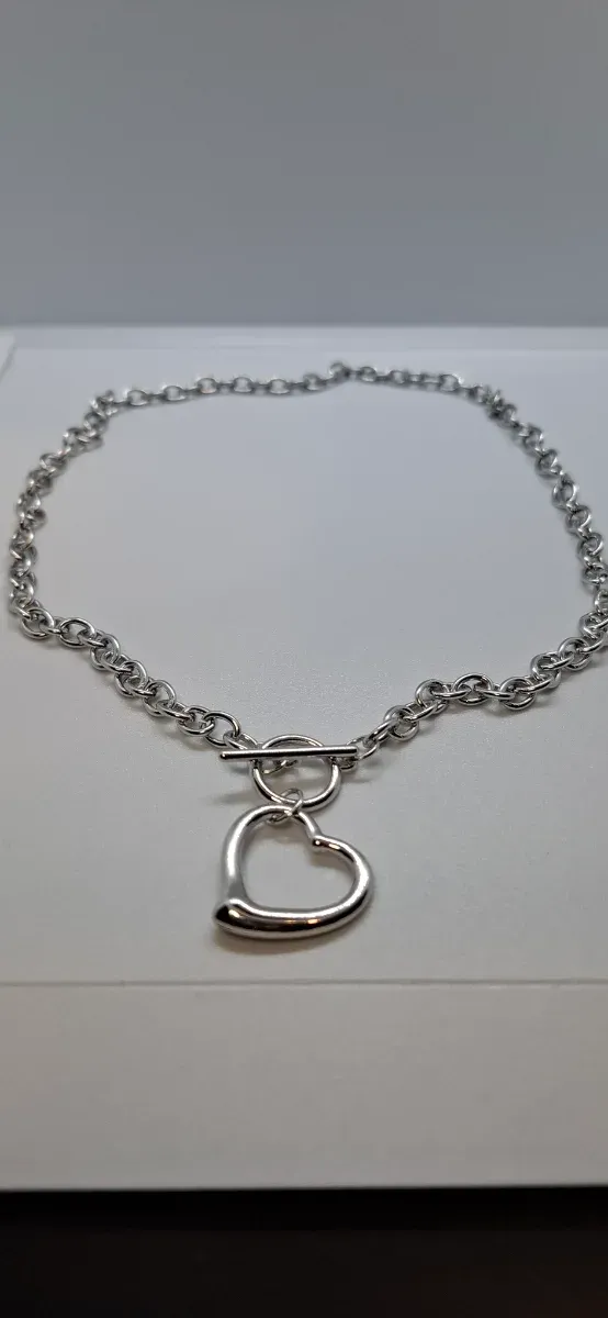 Colar Prateado Coração com Fecho T