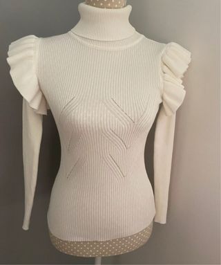 Jersey blanco de cuello alto con volantes