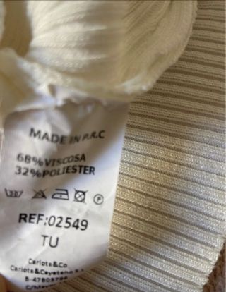 Jersey blanco de cuello alto con volantes