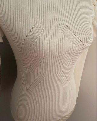 Jersey blanco de cuello alto con volantes