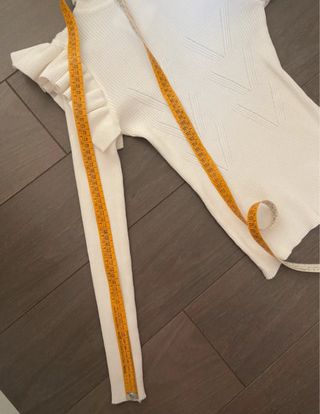 Jersey blanco de cuello alto con volantes