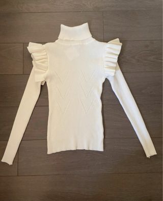 Jersey blanco de cuello alto con volantes