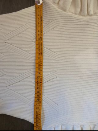 Jersey blanco de cuello alto con volantes