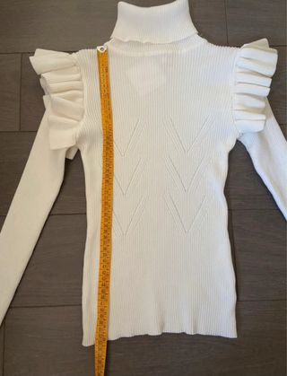 Jersey blanco de cuello alto con volantes