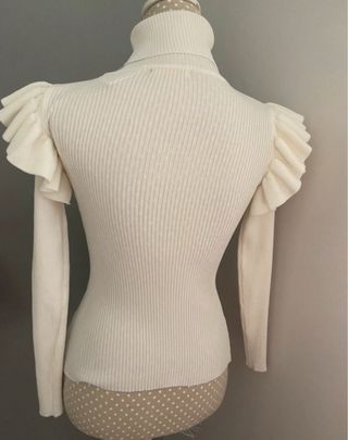 Jersey blanco de cuello alto con volantes