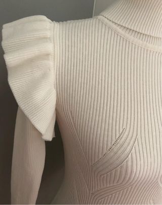 Jersey blanco de cuello alto con volantes