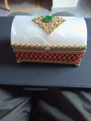 Yoyero antiguo con joya verde