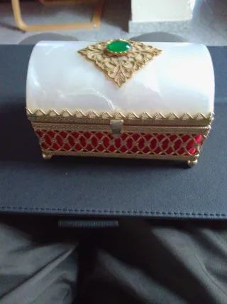 Yoyero antiguo con joya verde