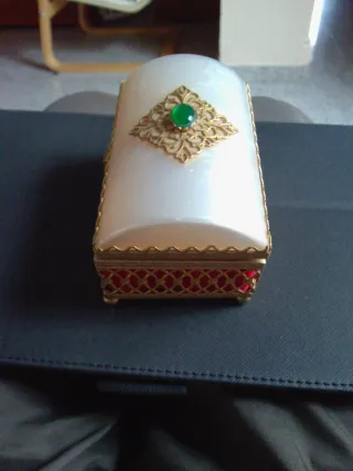 Yoyero antiguo con joya verde