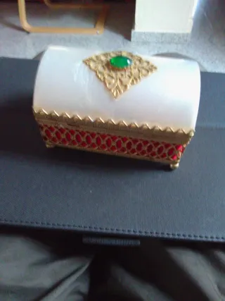 Yoyero antiguo con joya verde