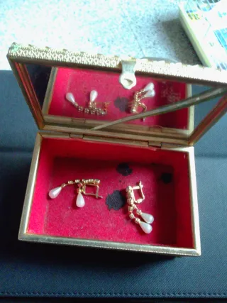 Yoyero antiguo con joya verde