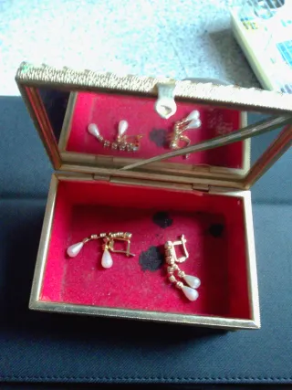 Yoyero antiguo con joya verde