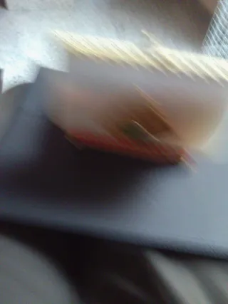 Yoyero antiguo con joya verde