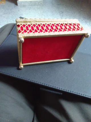 Yoyero antiguo con joya verde