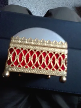 Yoyero antiguo con joya verde