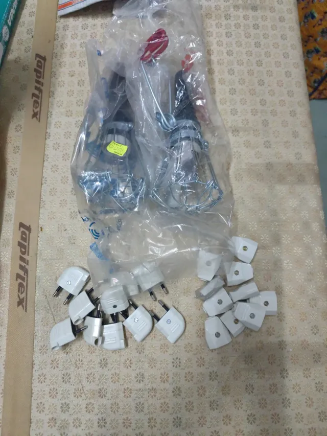 Lote material eléctrico: enchufes y lámparas