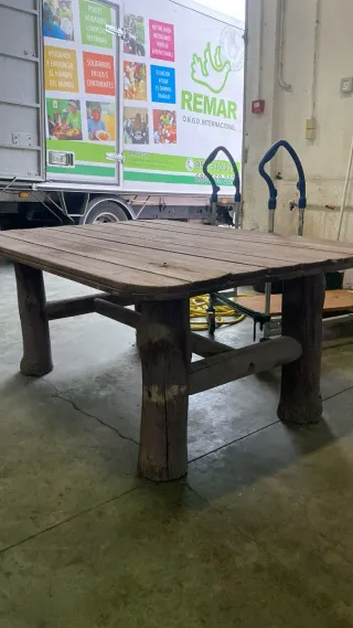 Mesa de madera rústica exterior