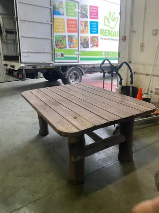 Mesa de madera rústica exterior