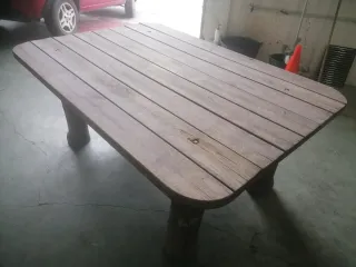 Mesa de madera rústica exterior