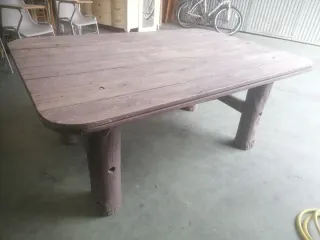 Mesa de madera rústica exterior