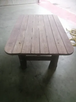 Mesa de madera rústica exterior