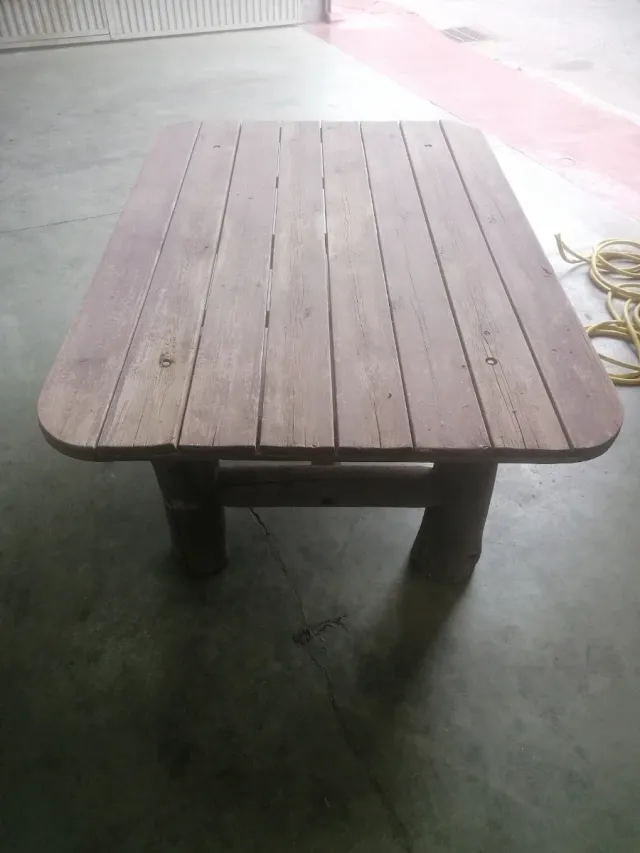 Mesa de madera rústica exterior