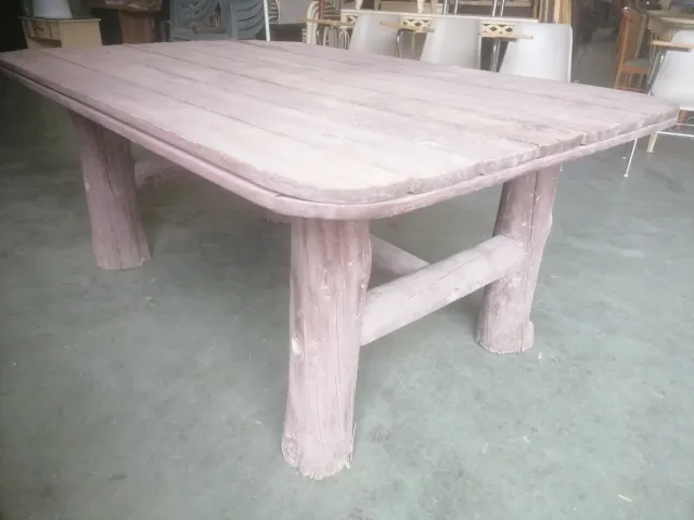 Mesa de madera rústica exterior