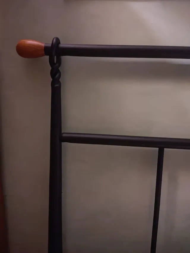 Cabezal de cama de metal negro