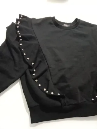 Sudadera negra con volantes y pedrería