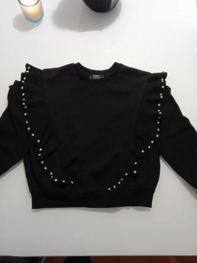 Sudadera negra con volantes y pedrería