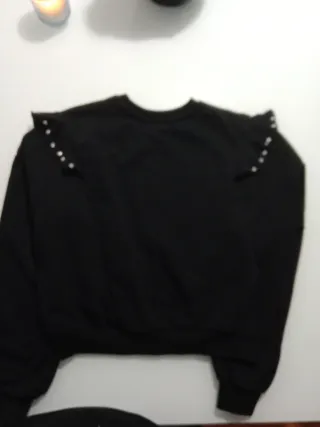 Sudadera negra con volantes y pedrería