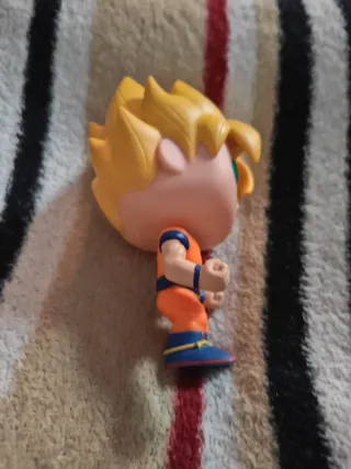 Funko Pop Goku super Saiyan sin caja