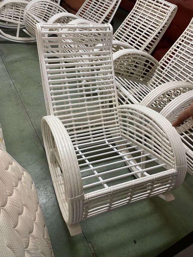 Mecedora de mimbre blanca exterior