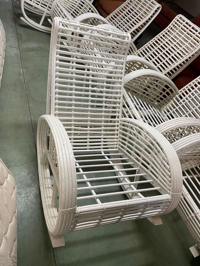 Mecedora de mimbre blanca exterior