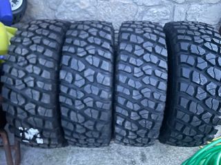 4 Ruedas con neumaticos 4x4.