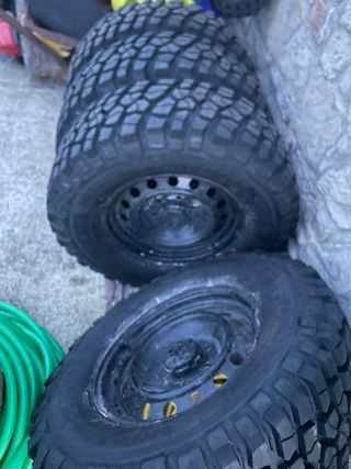 4 Ruedas con neumaticos 4x4.